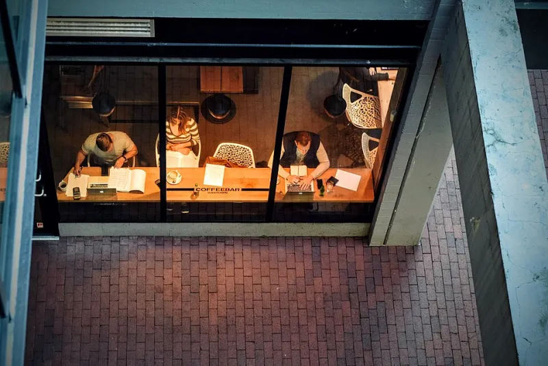 Steam, Chatter, Drop: How Coffee Shop Noise Is Becoming Lo-Fi's Most Underrated Secret Weapon
